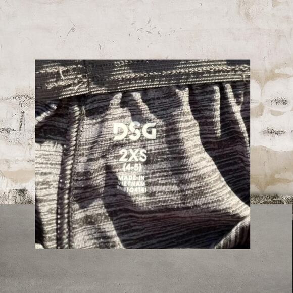 DSG NWT Girls Mid-Rise Gray Athletic Shorts-Size 4/5 - Picture 3 of 3